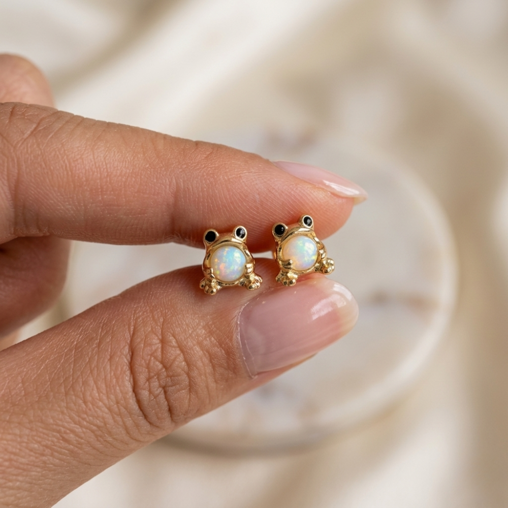 🐸 Frog Opal Oorbellen – Speels & Elegant