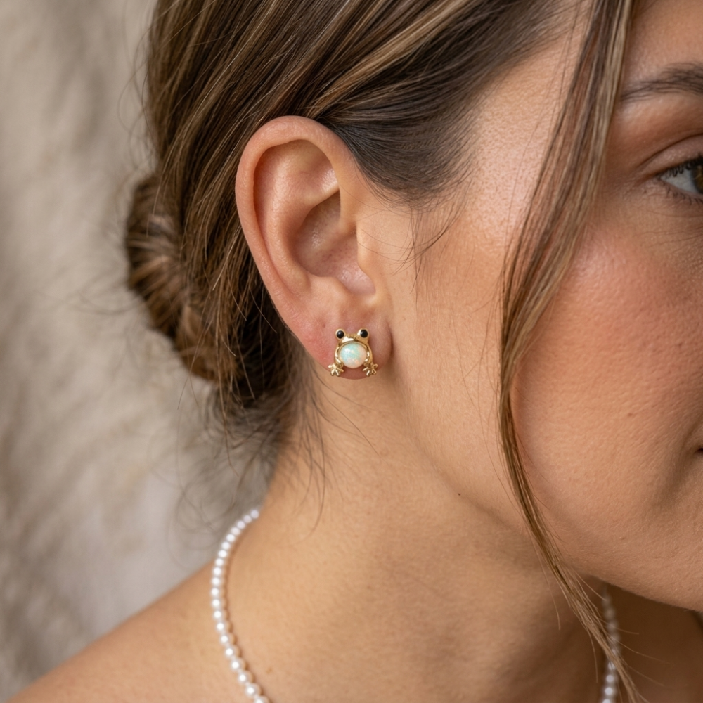 🐸 Frog Opal Oorbellen – Speels & Elegant