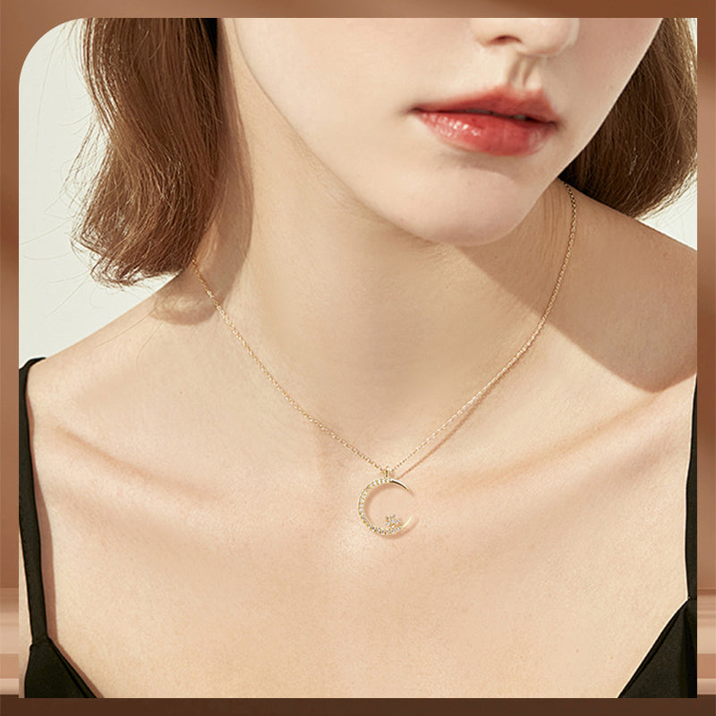 Gouden Halssieraad met Maanvorm – Elegant, Subtiel & Tijdloos